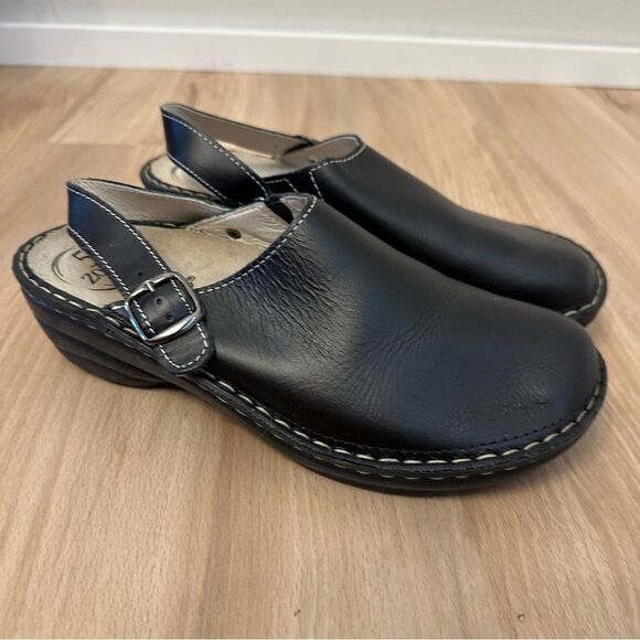 Batz clogs with Adjustable Strap. - Picture 2 of 9